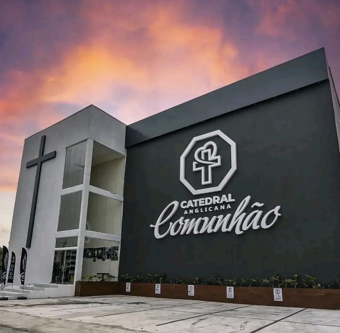 Fachada da Catedral Anglicana Comunhão ao entardecer, edificação religiosa de grande volume com cobertura metálica