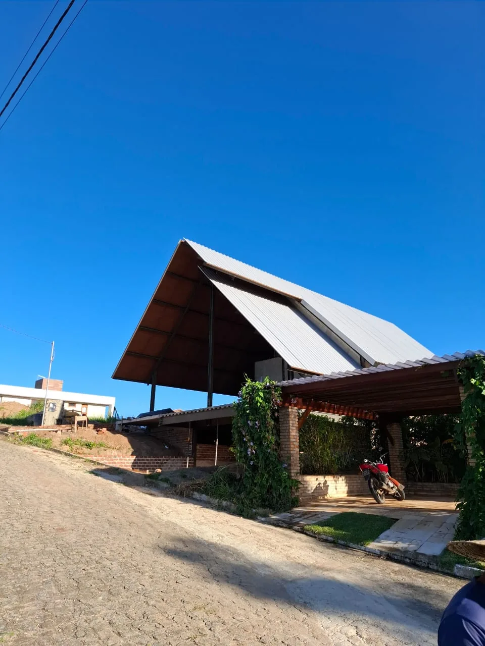 Chalé A-frame com cobertura metálica de grande caimento, obra atendida pela Ecorenovar