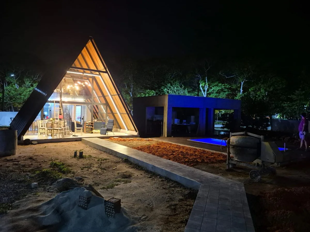 Chalé com cobertura termoacústica Ecorenovar, arquitetura de grande caimento integrada à paisagem