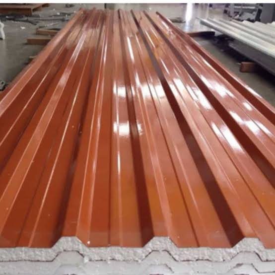 Telhas Polar TP40 com núcleo de poliestireno expandido (EPS) visível no corte e acabamento em pintura terracota
