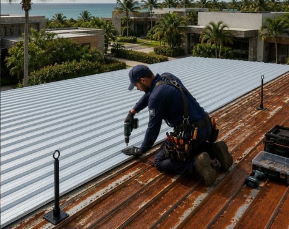 Instalador trocando um telhado metálico enferrujado pela maresia por telhas novas, em casa de praia à beira-mar